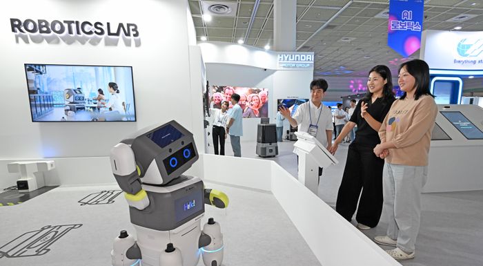 18일부터 오는 20일까지 서울 강남구 코엑스에서 열리는 인공지능 엑스포 ‘MARS(마스) 2025’에 참가한 현대차그룹의 로보틱스랩 부스에 전시된 로봇 