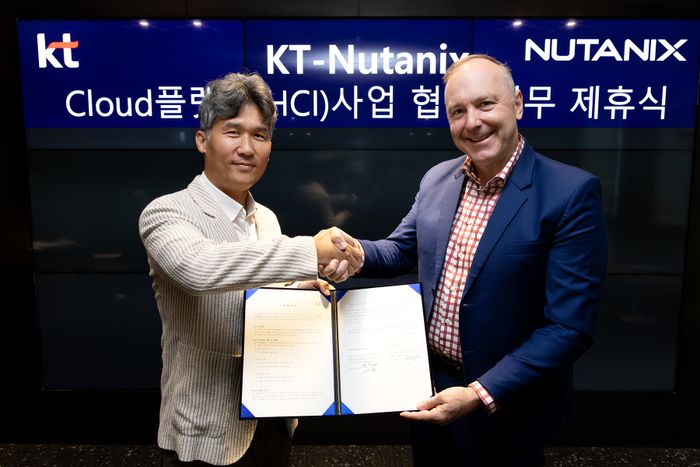 KT Enterprise부문 서비스Product본부장 명제훈 상무(왼쪽)와 뉴타닉스 APJ(아시아태평양) 총괄 제이 투세스(Jay tuseth) 부사장이 기념 사진 촬영하는 모습ⓒKT