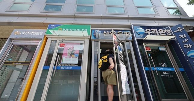 금융위원회와 금융감독원이 16일 서울 여의도 금감원 본원에서 주요 시중은행 가계대출 담당 부행장들을 불러 비공개 긴급 간담회를 열고, 대출 관리 강화 방안을 논의했다.ⓒ연합뉴스
