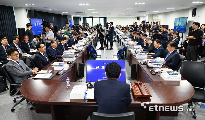 이한주 국정기획위원회 위원장이 16일 서울 종로구 정부서울청사 창성동 별관에서 열린 1차 전체 회의에서 모두 발언하고 있다. 이날 출범한 위원회는 정부가 임기 중 추진할 국정과제의 로드맵을 제시하며 이재명 정부의 100대 국정과제를 정리, 과제별로 추진 시점과 목표 등을 정해 '국정운영 5개년 계획'을 마련할 방침이다.  이동근기자 foto@etnews.com