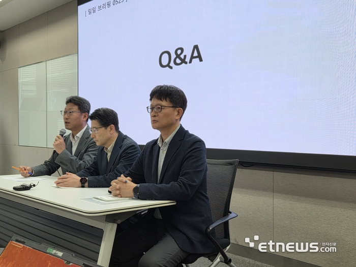 SK텔레콤 관계자들이 서울 중구 삼화타워에서 사이버 침해사고 관련 일일브리핑을 진행하고 있다.
