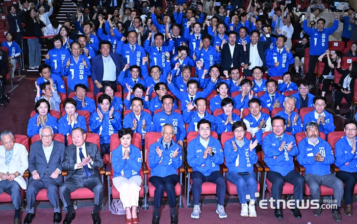 제21대 대통령 선거가 실시된 지난 3일 서울 여의도 국회에 마련된 더불어민주당 개표 상황실에서 윤여준 총괄상임선대위원장, 박찬대 총괄상임선대위원장 등 당직자들이 방송사 출구조사 결과를 확인하며 환호하고 있다. 이동근기자 foto@etnews.com