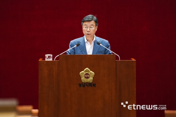 신상진 성남시장이 13일 열린 성남시의회 제1차 정례회 제2차 본회의에서 시정질문에 대한 총괄 답변을 하고 있다.