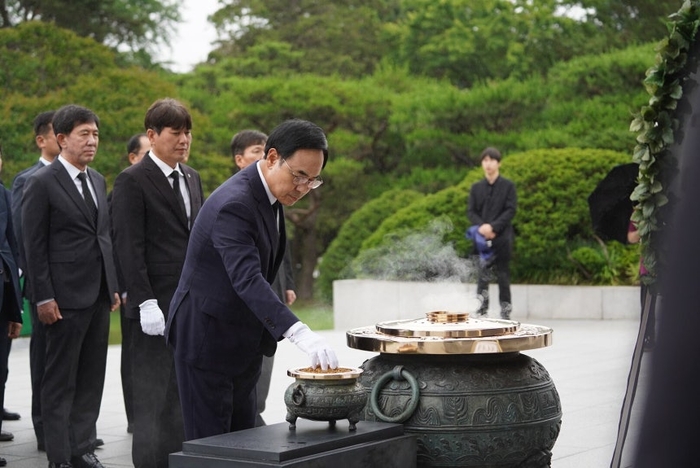 이용배 현대로템 대표이사가 25일 국립서울현충원 현충탑에서 순국선열과 호국 영령에분향하고 있다.