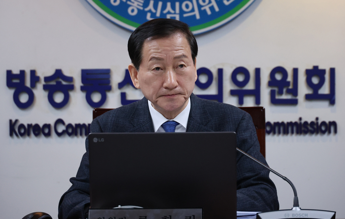 류희림 방송통신심의위원장이 10일 서울 양천구 목동 방송통신심의위원회에서 전체회의를 주재하고 있다. (연합뉴스)