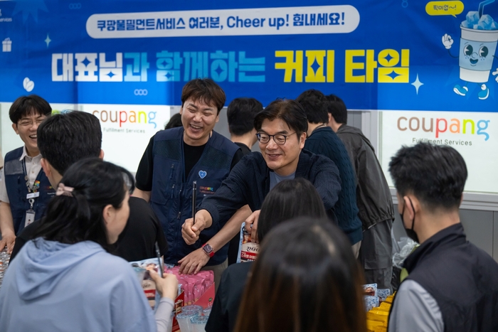정종철 쿠팡풀필먼트서비스 대표이사가 지난 5일 동탄센터에서 직원들을 격려하고 있다.