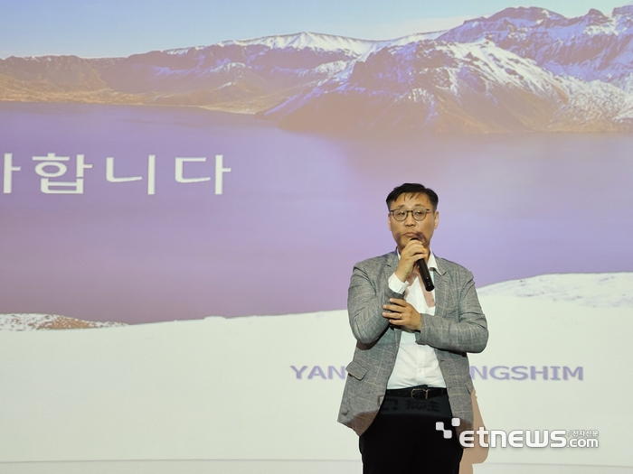 지난 23일 중국 백산수 공장에서 진행된 농심 백산수 신공장 가동 10주년 기자간담회에서 심규철 농심 마케팅본부장이 마무리 발언을 하고 있다. 〈사진=강성전기자〉