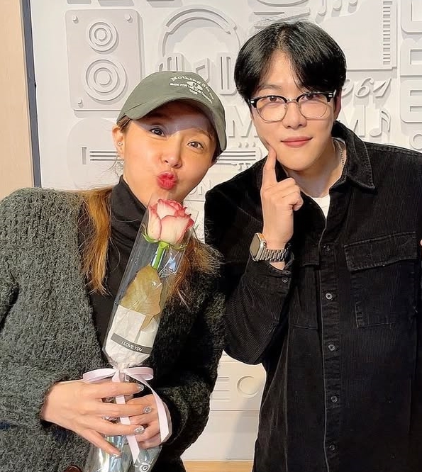코요태 신지와 가수 문원 / 사진 : '싱글벙글쇼' 공식 인스타그램