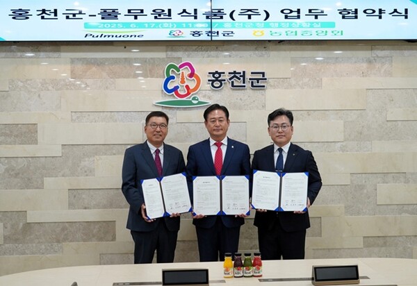 지난 17일 홍천군청에서 열린 협약식에 풀무원 이우봉 총괄CEO, 신영재 홍천군수, 농협중앙회 김준태 홍천군지부장 등 관계자가 참석했다/ 사진 풀무원