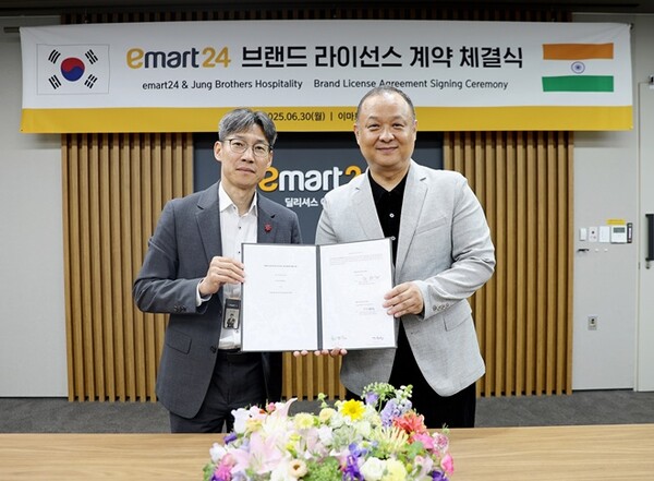 이마트24는 30일 서울 성동구 소재 이마트24 본사 대회의실에서 인도시장 개척 1세대 한인 사업가 피터 정과 현지 부동산 디벨로퍼인 솔리테어가 참석한 가운데 브랜드 라이선스 계약을 체결했/사진=이마트24
