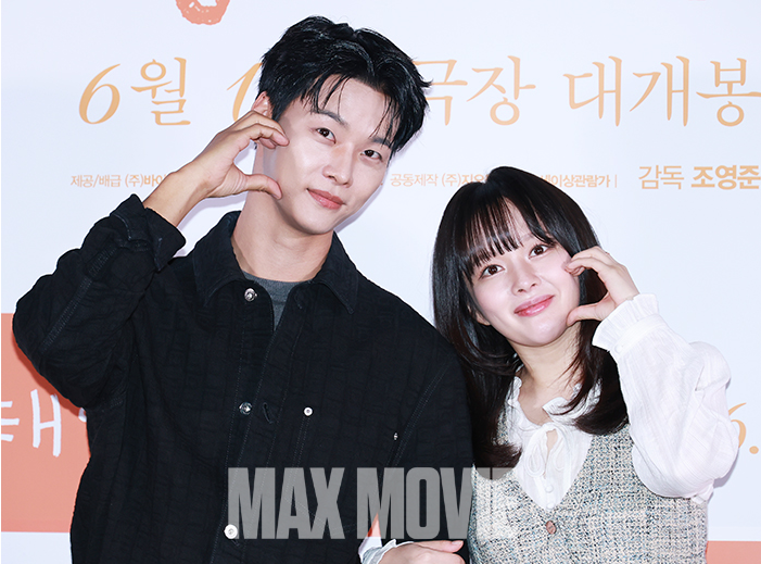 볼하트 포즈 취하는 차학연(왼쪽)과 정지소. 정유진 기자