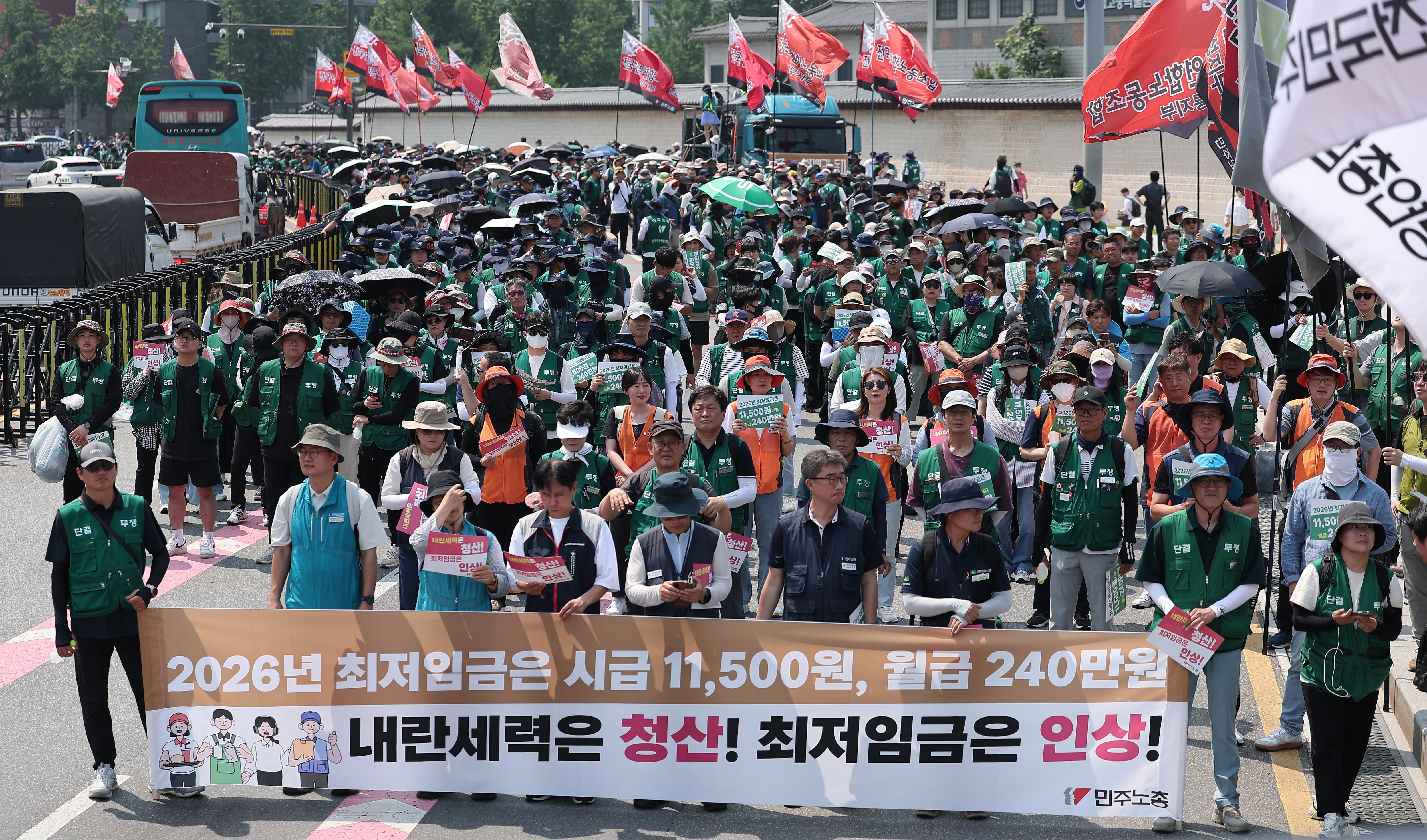민주노총 조합원들이 18일 서울 종로구 광화문 정부서울청사 앞에서 최저임금노동자 민주노총 공동파업대회를 하고 있다. /뉴스1