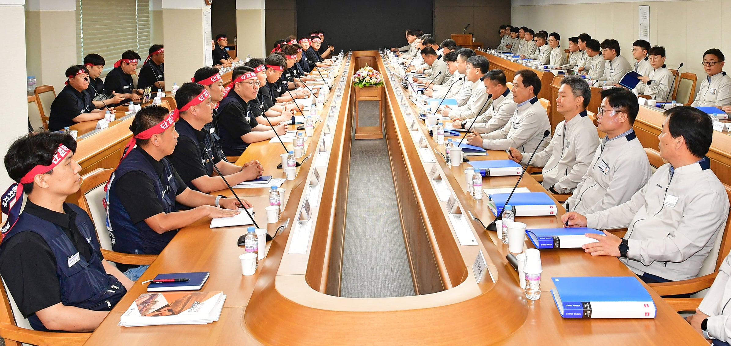 현대차 노사 관계자들이 지난해 5월 현대차 울산공장 본관 동행룸에서 2024년 임금협상 교섭 상견례를 하고 있다. /현대차 제공