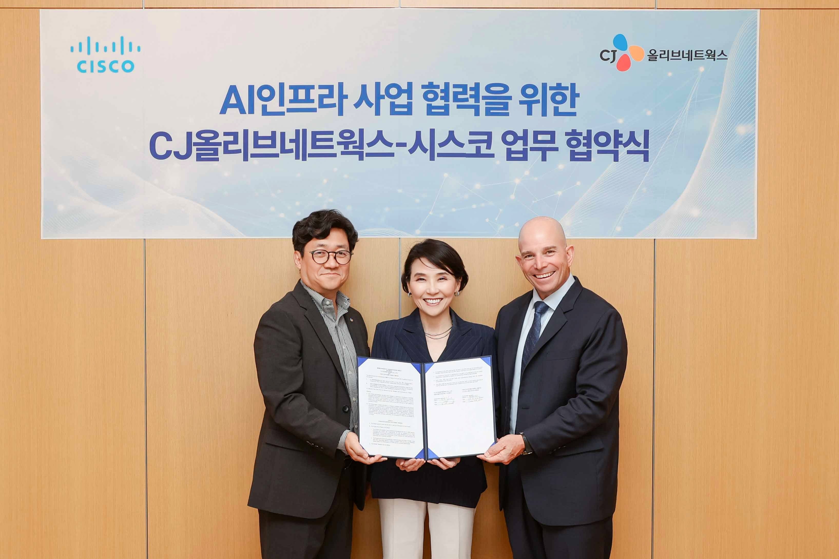 CJ올리브네트웍스가 시스코코리아와 함께 GPU기반의 AI 인프라 사업 확대를 위한 전략적 업무협약을 체결했다. (왼쪽부터) CJ올리브네트웍스 유인상 대표, 시스코코리아 최지희 대표, 시스코 APJC 지역 데이브 웨스트 총괄사장. /CJ올리브네트웍스 제공