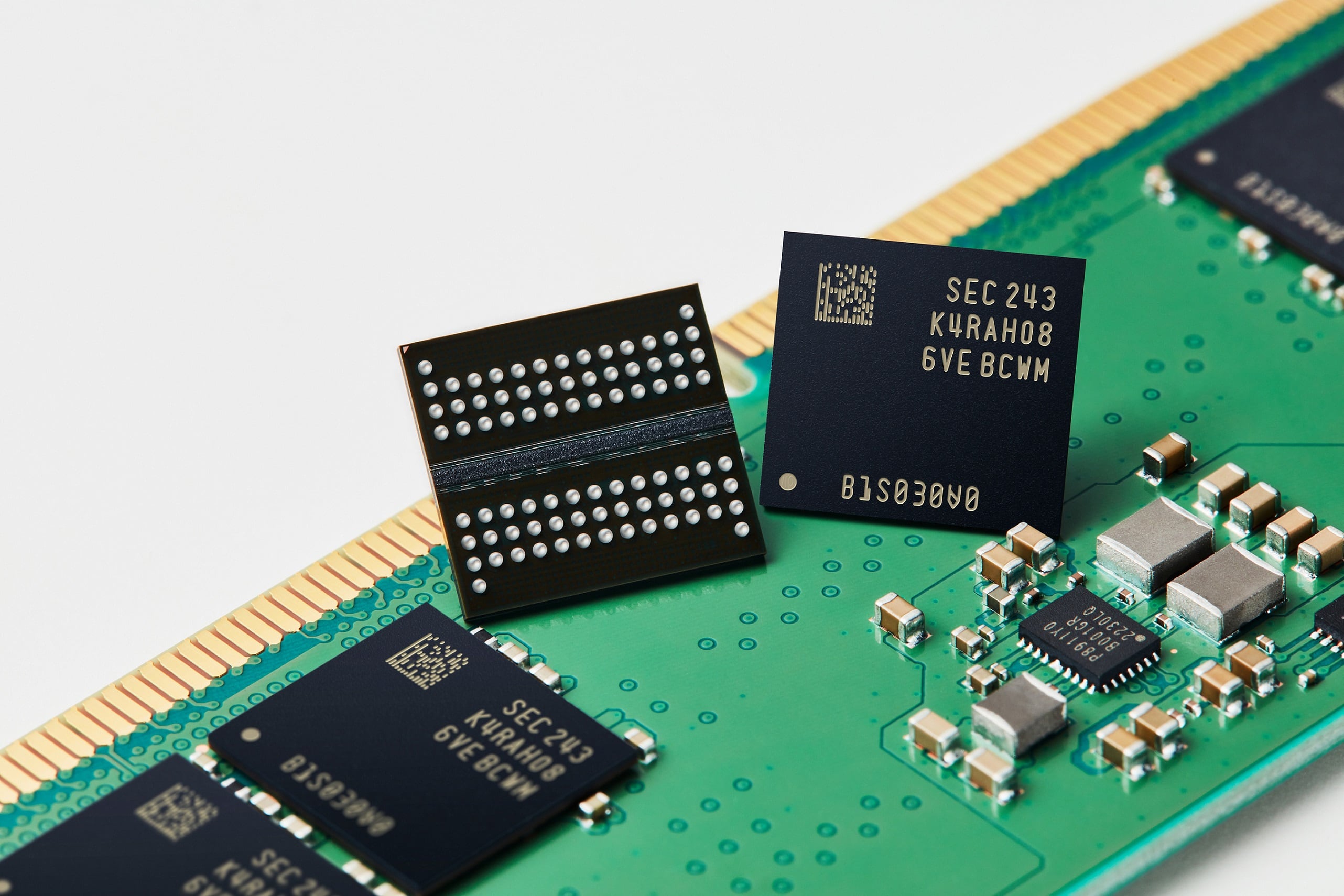 삼성전자가 업계 최선단 12나노급 공정으로 16Gb DDR5 D램 양산을 시작했다고 18일 밝혔다. 사진은 삼성전자 12나노급 16Gb DDR5 D램. /삼성전자 제공