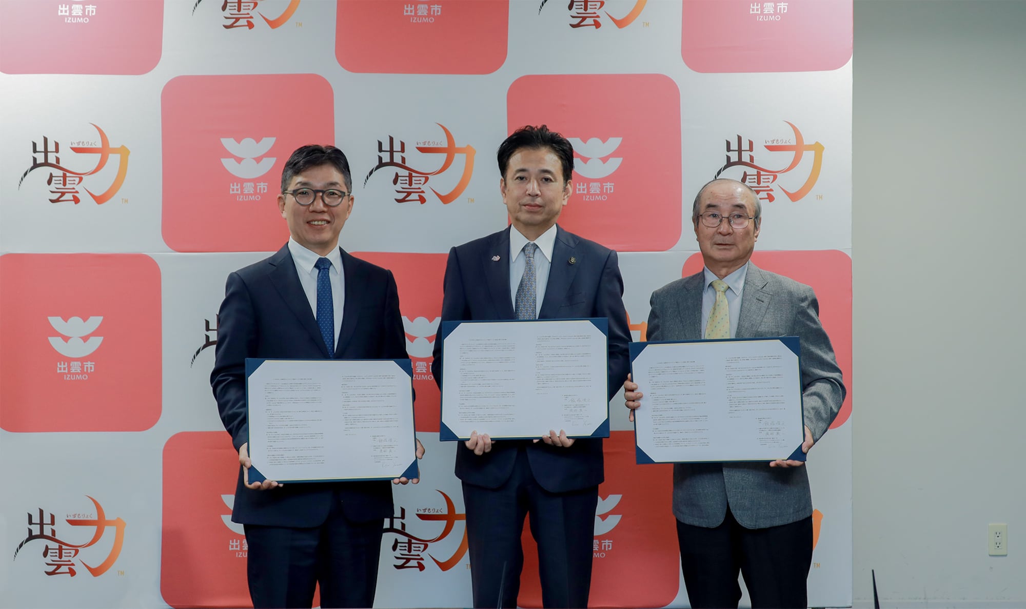 김유원 네이버클라우드 대표, 이이즈카 토시유키 이즈모시장, 와타나베 에이지 사회복지법인 이즈모시 사회복지협의회 회장이 기념사진을 찍고 있다./네이버클라우드 제공