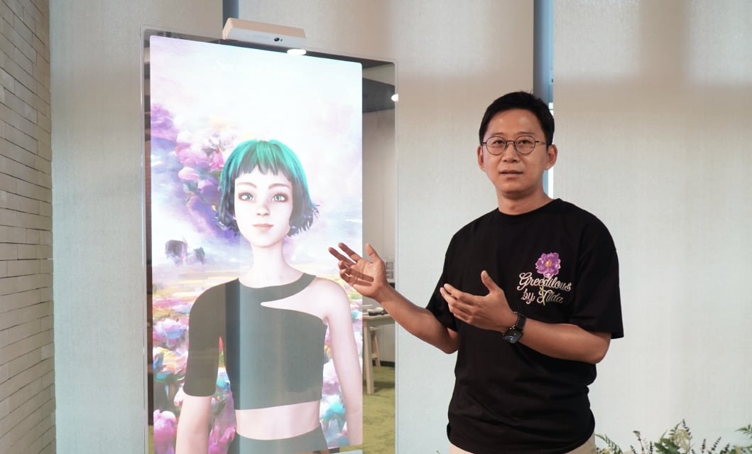 배경훈 LG AI연구원장이 지난 2022년 LG AI 아티스트 ‘틸다(Tilda)’를 소개하는 모습./LG그룹 제공