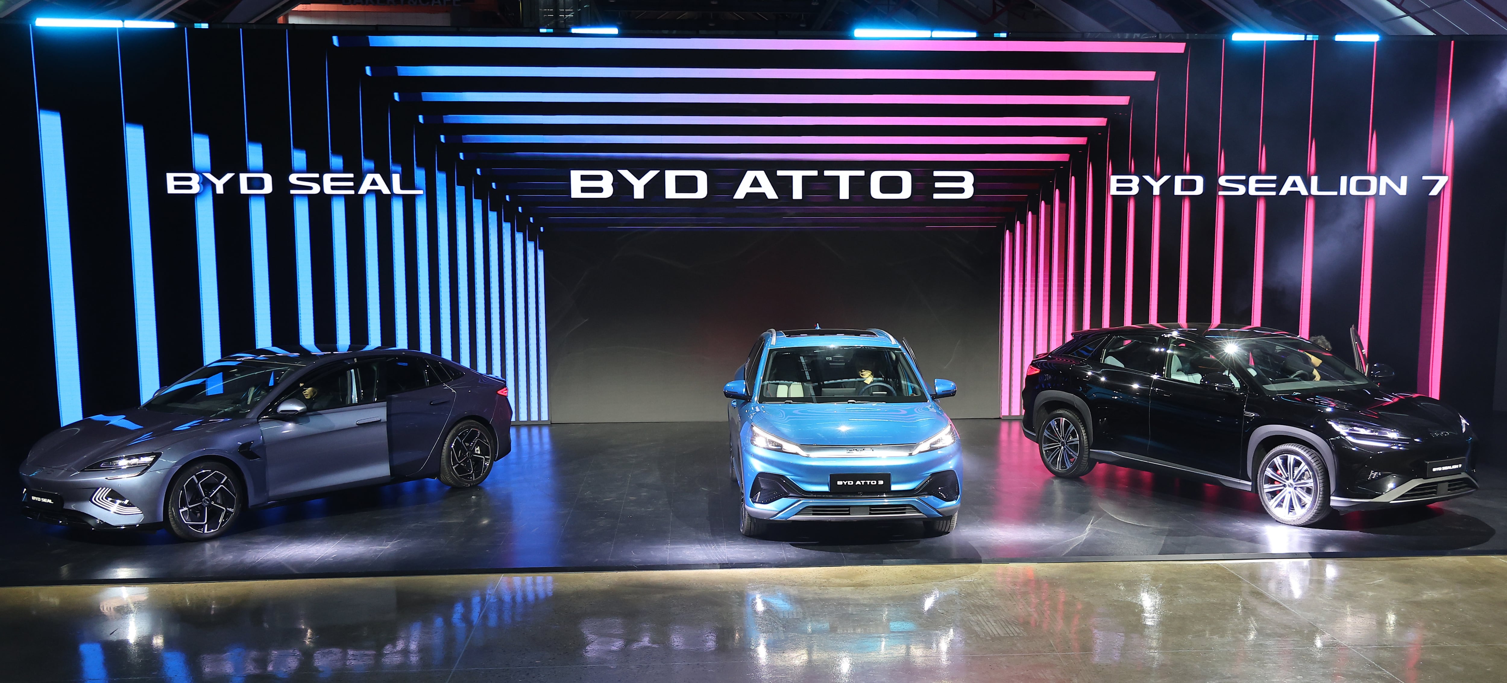 지난 1월 16일 인천 중구 상상플랫폼에서 열린 '중국 BYD 승용 브랜드 런칭 미디어 쇼케이스'에서 전기차 아토 3 등 차량이 공개되고 있다. 왼쪽부터 씰, 아토3, 씨라이언7. /BYD 제공