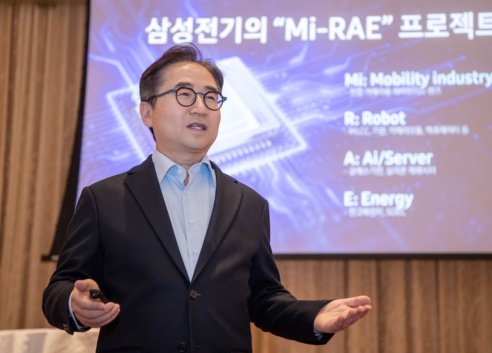 장덕현 삼성전기 사장이 CES 2024 둘째 날인 10일(현지시간) 미국 라스베이거스에서 기자간담회를 열어 신사업 비전 발표를 하고 있다. /연합뉴스