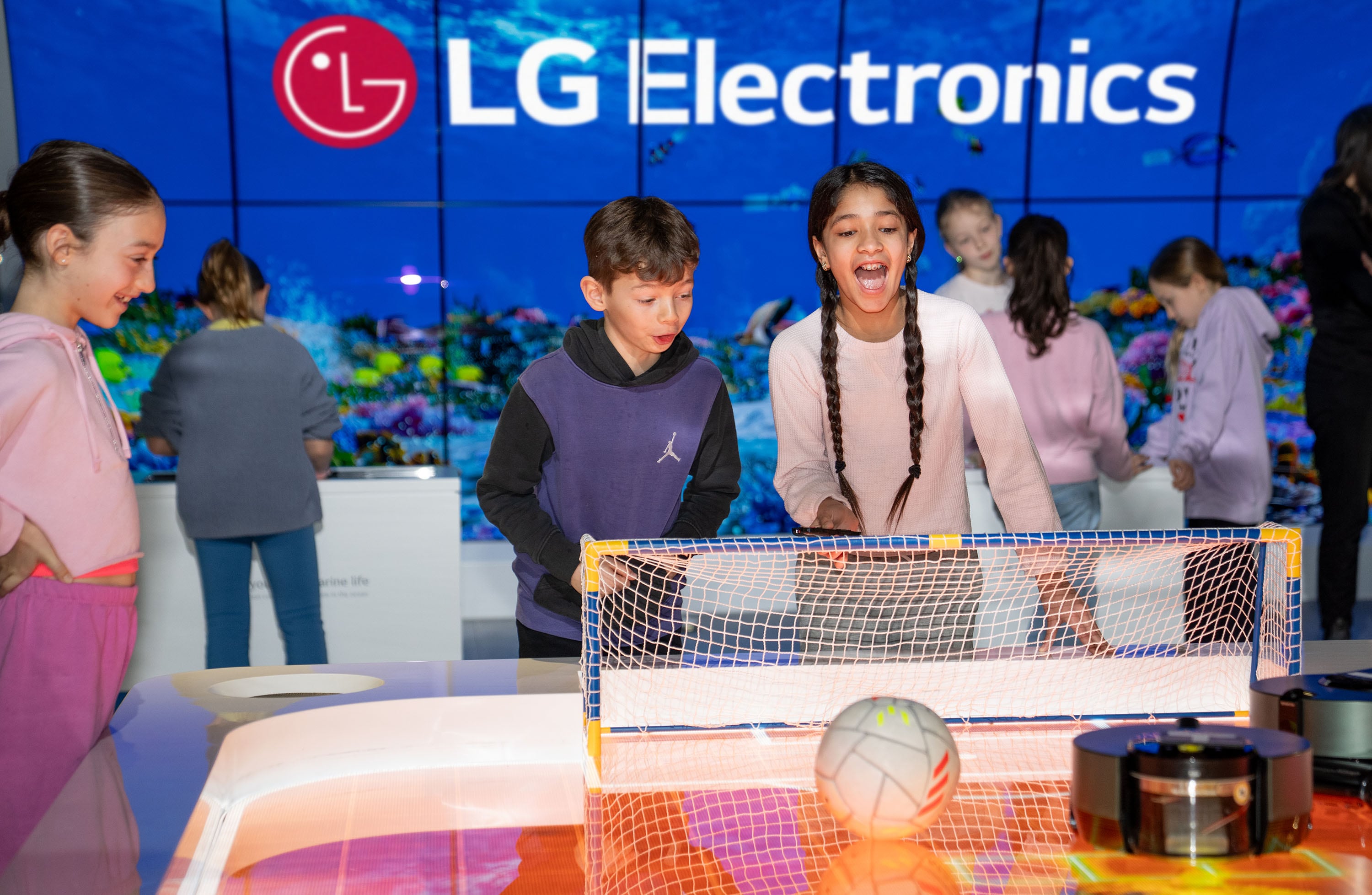 LG전자 북미법인 본사 사옥 내 과학관 'LG Inspiration Lab'을 찾은 학생들이 로봇청소기로 축구 게임을 하고 있는 모습./LG전자 제공