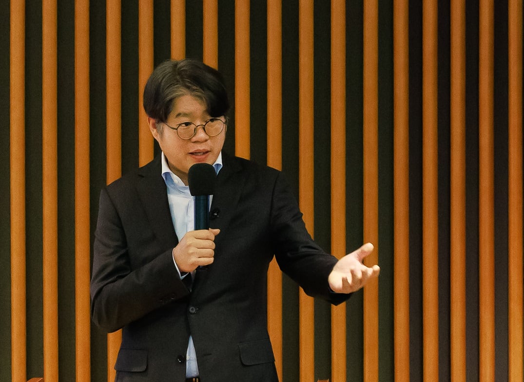 윤풍영 SK AX 사장이 지난 12일 새로운 사명의 의미와 성장 비전을 소개하고 있다. / SK AX 제공
