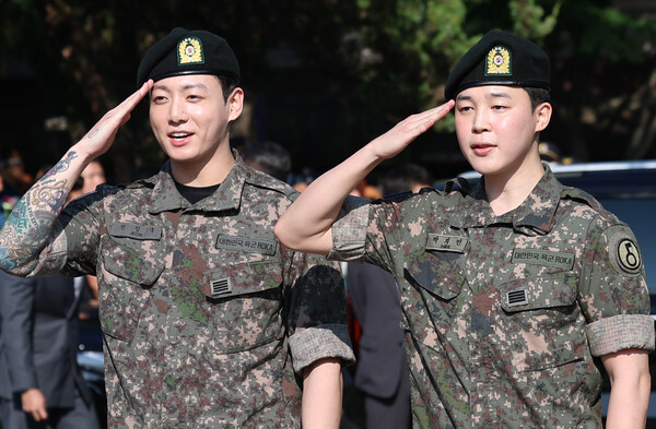 방탄소년단(BTS)의 정국 지민(오른쪽)이 11일 오전 경기도 연천군 연천공설운동장에서 군복무를 마친 뒤 전역 인사를 하고 있다. / 뉴스1