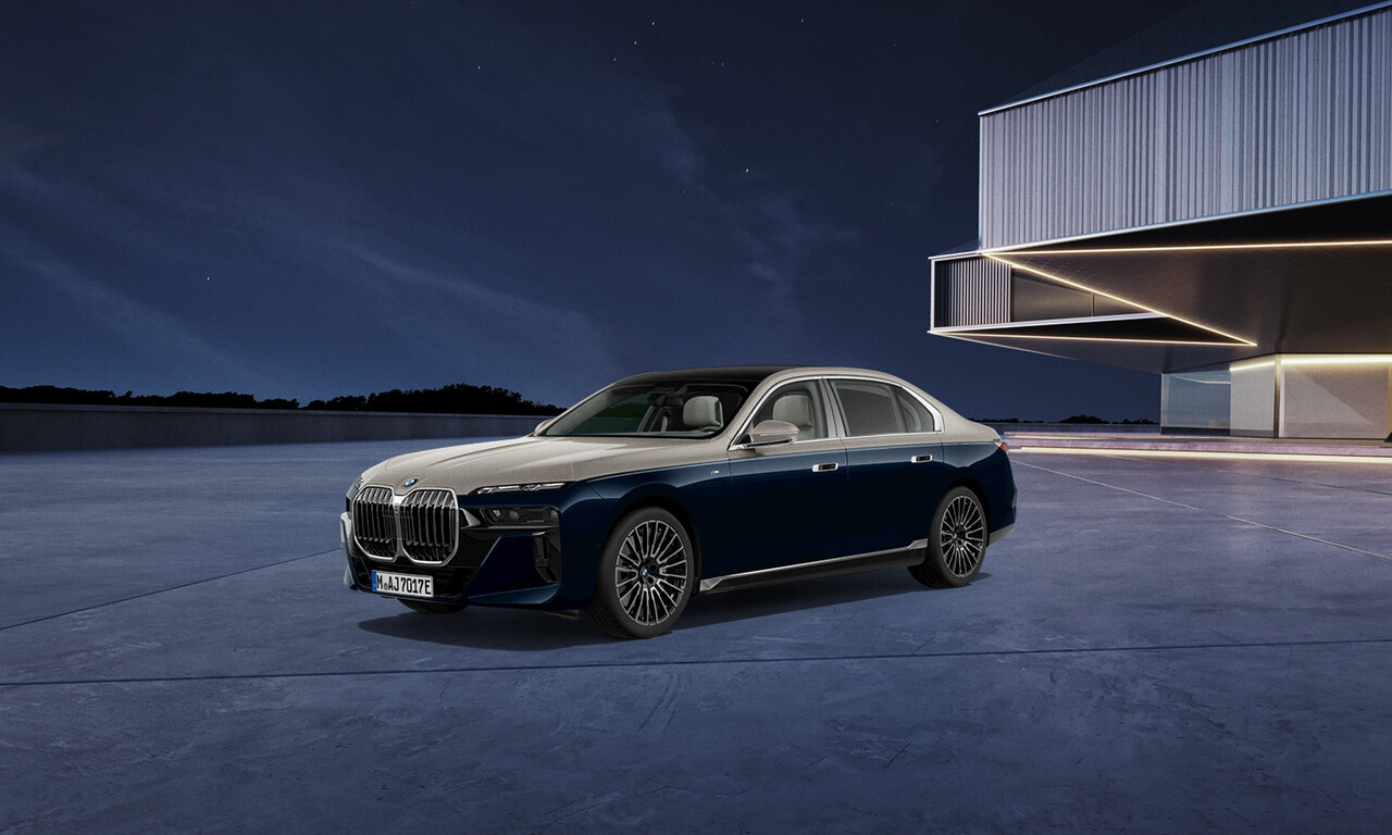 BMW 30주년 기념 BMW 750e xDrive M 스포츠 인디비주얼 투톤 미드나잇 사파이어 에디션. / BMW 코리아