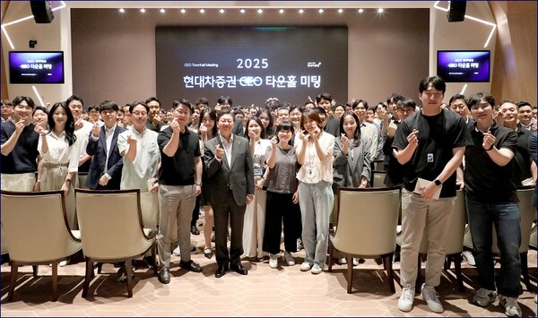 ▲지난 6월 23일, 서울 여의도 한국거래소(KRX)에서 배형근 현대차증권 사장(사진 가운데)이 임직원들과 함께 기념 사진 촬영을 하고 있다. [사진=현대차증권]