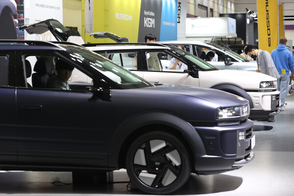 지난 6월 3일 서울 강남구 코엑스에서 열린 전기차 혁신 기술 전시회 'EV 트렌드 코리아 2025'에서 참관객들이 전기차 시승 체험을 하고 있다. [연합뉴스]