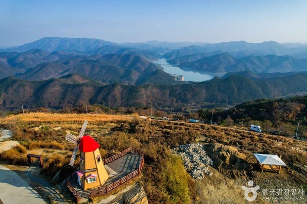 군위 화산산성 풍차전망대 (ⓒ한국관광공사 포토코리아-라이브스튜디오)