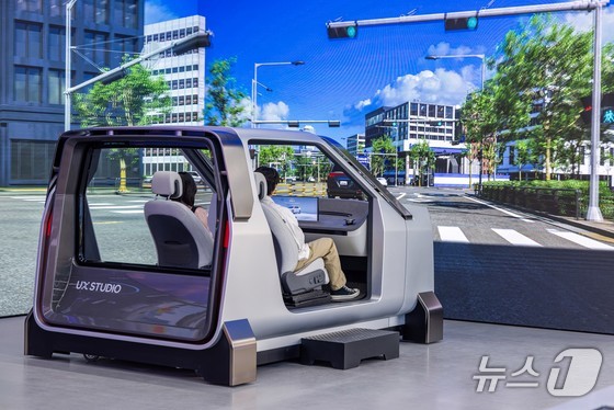 Participants experience a driving simulation at the UX Studio Seoul, which Hyundai Motor Company and Kia Motors opened at Hyundai Motor Company\'s Gangnam-daero headquarters in Gangnam District, Seoul, on July 3. 2025.7.2 / News1