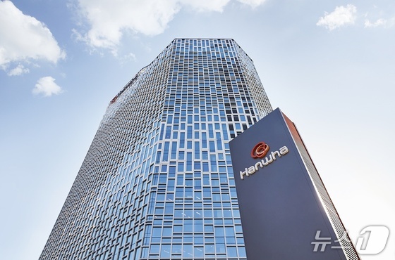 View of Hanwha Building in Janggyo-dong / Provided by Hanwha