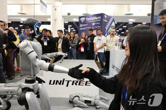 A humanoid robot G1 shakes hands with a visitor at China\'s Unitree booth at the Las Vegas Convention Center (LVCC) in Las Vegas, Nevada, U.S., on the opening day of CES 2025, the world\'s largest IT and consumer electronics trade show. 2025.1.8