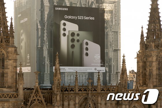 The photo shows Samsung Electronics\' outdoor advertisement on the exterior wall of Barcelona Cathedral, which includes the 2030 Busan Expo logo and promotes the city\'s bid to host the expo. (Provided by Samsung Electronics) 2023.2.27 / News1