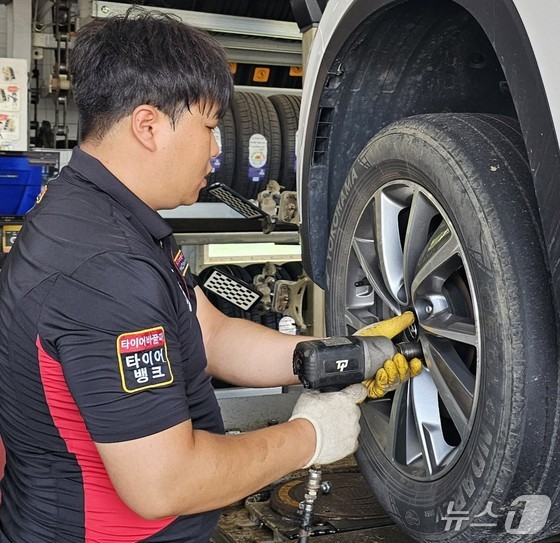 タイヤバンク、休暇地の店舗でタイヤ点検の写真。（タイヤバンク提供。再販売およびDB禁止）2025.7.25/ニュース1]