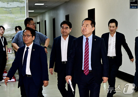 Lawmakers from the ruling and opposition parties, including Intelligence Committee Chairman Shin Sung-beom, attend a plenary session of the Intelligence Committee at the Yeouido National Assembly in Seoul on Tuesday afternoon / News1