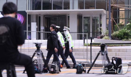 On July 20, reporters gathered outside the office of the Kim Keon Hee Special Investigation Team (led by Special Prosecutor Min Jung-ki) in Jongno District, Seoul. 2025.7.20 / News1
