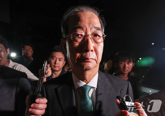 Former Prime Minister Han Duck-soo is seen leaving after being questioned at the special prosecutor\'s office for rebellion investigation, located at the Seoul High Prosecutors\' Office in Seocho Distrcit, Seoul on July 2. 2025.7.2 / News1