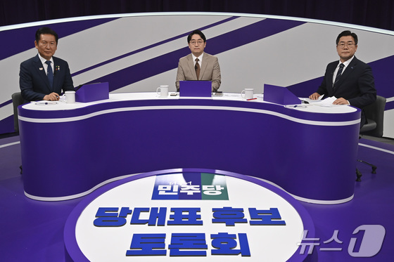 Jeong Cheong Rae and Park Chan Dae, candidates for the South Korean Democratic Party leadership, pose for a commemorative photo during an MBC TV debate held in Mapo-gu, Seoul, on Tuesday afternoon. 2025.7.29/News1 © News1 Shin Woong Soo reporter