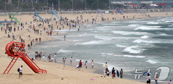 Haeundae Beach in Busan. (Image not directly related to article content) / News1