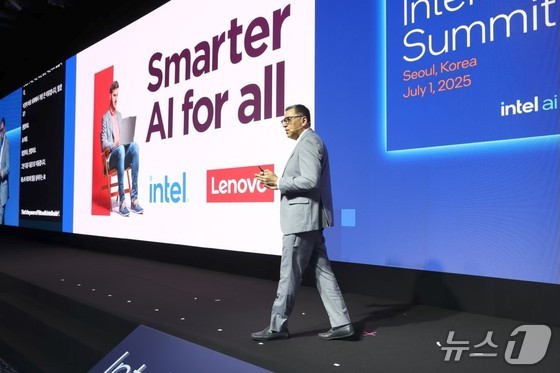 Sumir Bhatia, President of Lenovo ISG Asia Pacific, delivers a keynote speech / Provided by Lenovo Global Technology Korea LLC