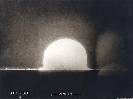 Trinity nuclear test / ENERGY.GOV, 1945, Public domain, via Wikimedia Commons