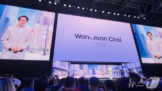 Choi Won Joon, head of the Mobile Experience (MX) Division at Samsung Electronics, appeared at Galaxy Unpacked 2025 at the Duggal Greenhouse in Brooklyn, New York. / ⓒNews1
