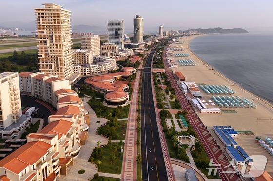 The official newspaper of the North Korean Workers\' Party, Rodong Sinmun, reported on June 26 that a ceremony was held on June 24 to mark the completion of the Wonsan Kalma Coastal Tourism Area, a proud and inspiring creation that multiplies the patriotic passion of the people to lead the world / Rodong Sinmun