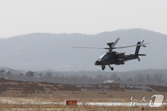 On March 13, the Army Aviation Command of South Korea conducted long-range tactical and maritime formation flights of AH-64 Apache attack helicopters on the eastern front and in the West Sea as part of FS/TIGER 2025. This exercise, involving about 10 AH-64 Apache attack helicopters, was carried out to enhance both land and maritime operational capabilities. The photo shows an AH-64 taking off for operations. (Photo courtesy of the ROK Army. (Resale and DB prohibited) 2025.3.13/News1