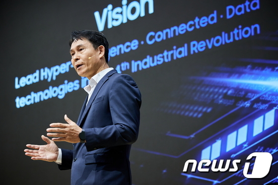 Samsung Electronics System LSI Business Division President Park Yong In is giving a presentation. / Photo courtesy of  Samsung Electronics