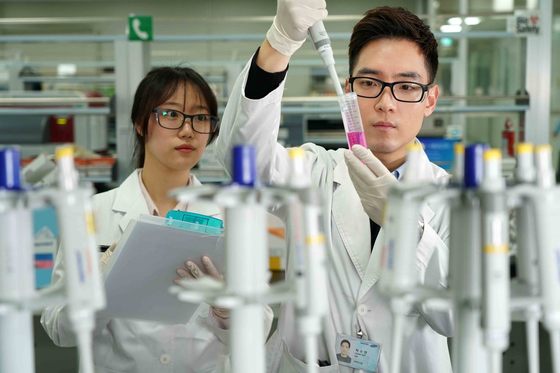 Samsung Bioepis researchers conducting a research (Provided by Samsung Bioepis) / News1