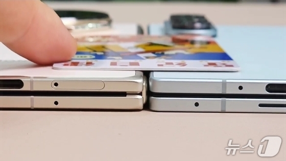 China HONOR\'s Magic V5 (left), which claims to be 8.8 mm thick, and the Galaxy Z Fold 7. At 8.9 mm thick, the Galaxy Z Fold 7 is thinner. (Extract from Ice Universe\'s X account) / News1
