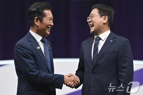 Jeong Cheong Rae and Park Chan Dae, candidates for the South Korean Democratic Party leadership, pose for a commemorative photo during an MBC TV debate held in Mapo-gu, Seoul, on Tuesday afternoon. 2025.7.29/News1 © News1 Shin Woong Soo reporter