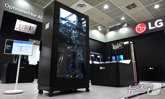 Pictured is LG Electronics\' CDU, a liquid cooling solution that directly cools the heat of CPU-GPU chips in the data center / Photo courtesy of LG Electronics